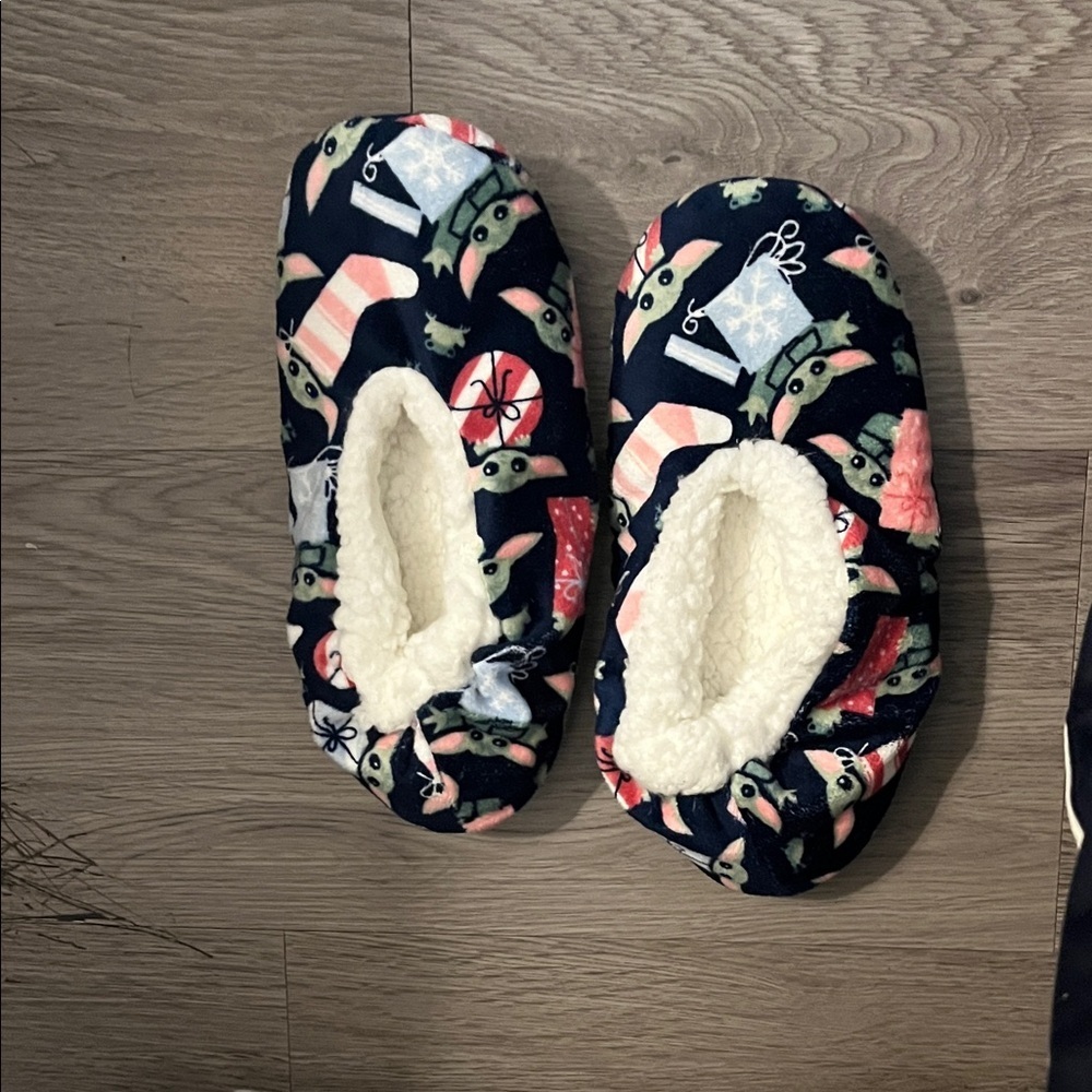 Cozy Character Slippers washed never used size 6/7!